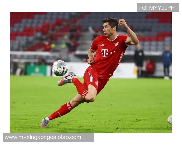 莱万重返安联球场引发拜仁球迷愤怒声讨：背叛与忘恩负义的争议